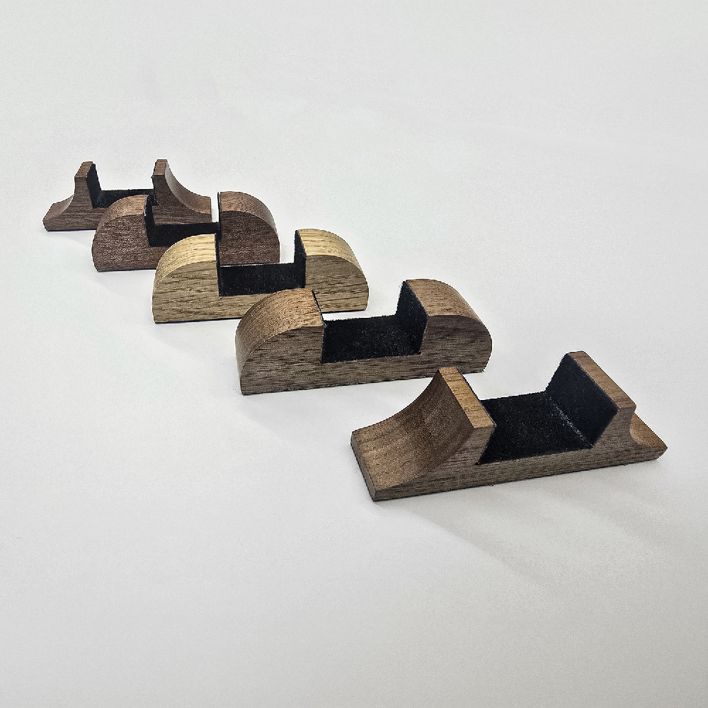 CLOSE-UP OF PICTURE FRAME FEET