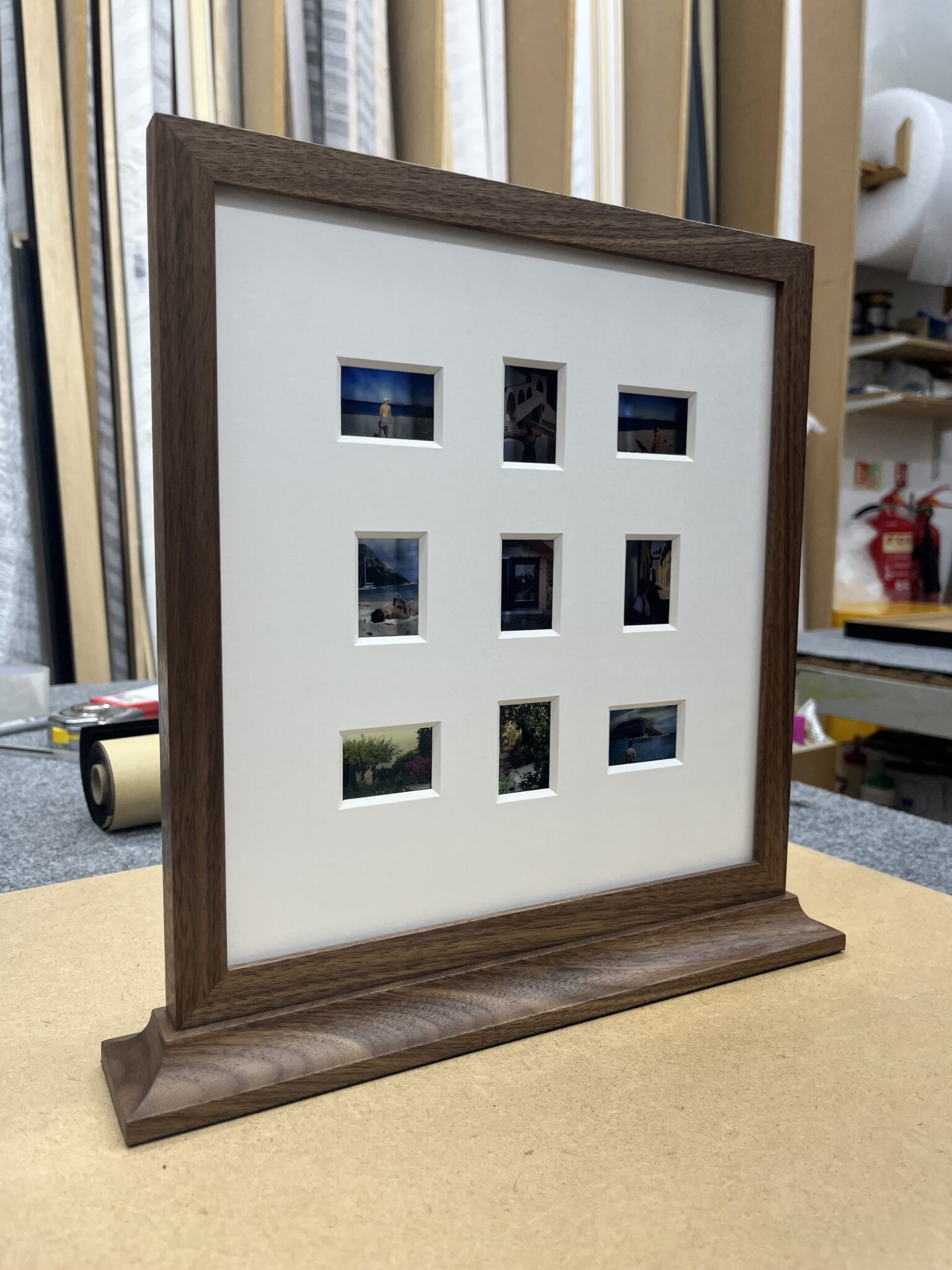 DOUBLE-SIDED FRAME WITH PLINTH STAND