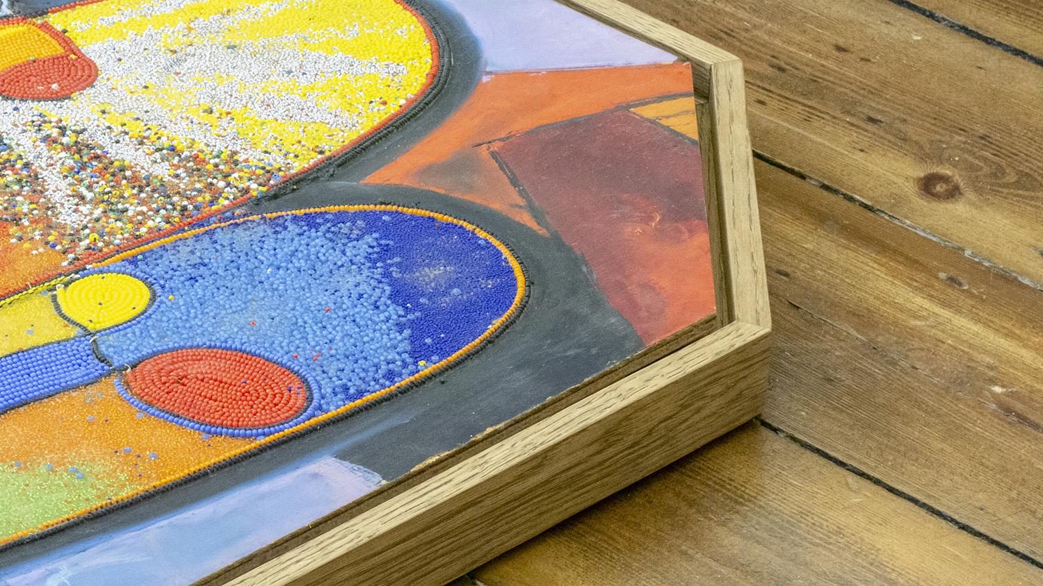 What is the difference between a floater frame and a traditional frame?